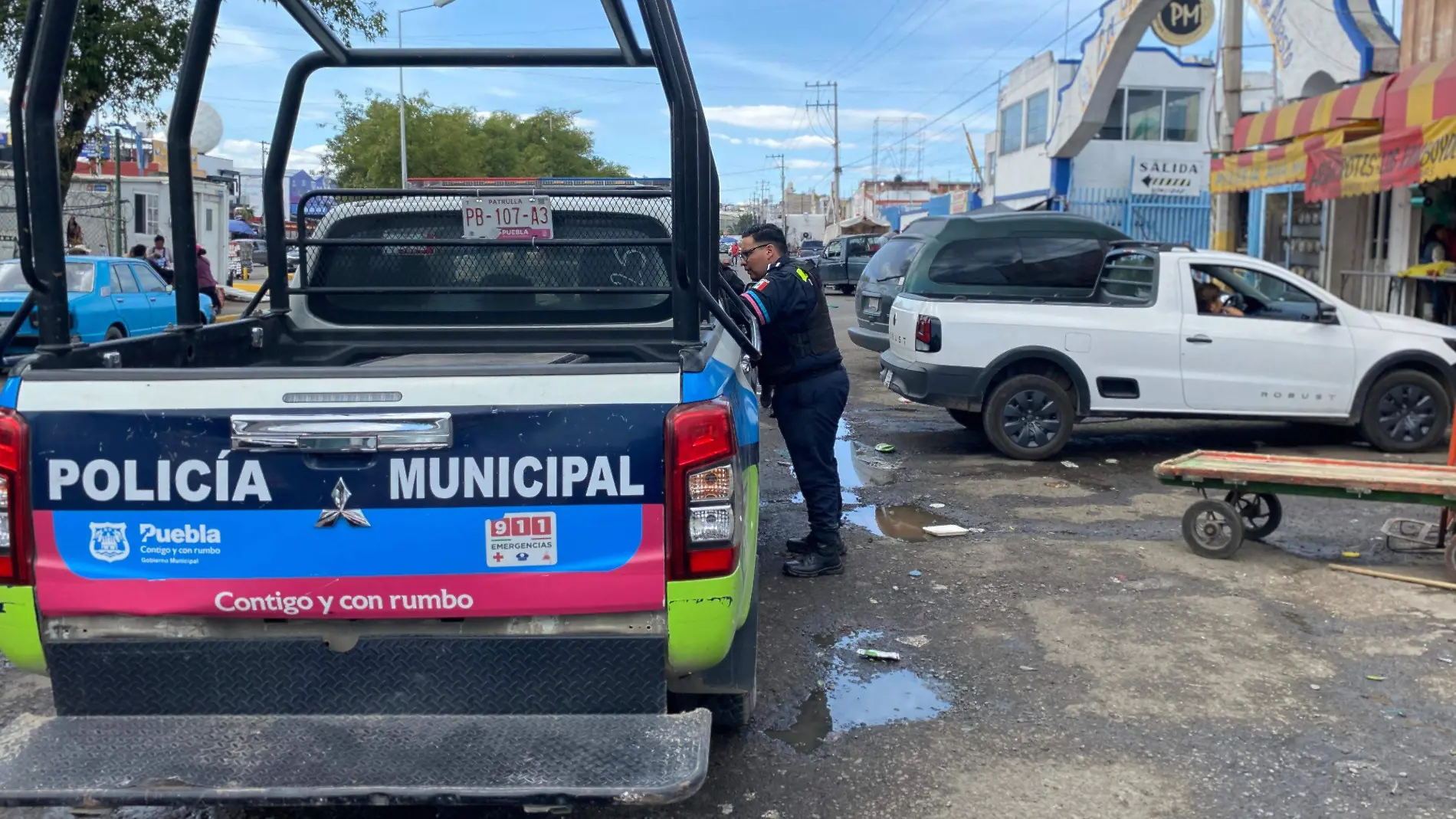 Policías recorren la Central de Abasto